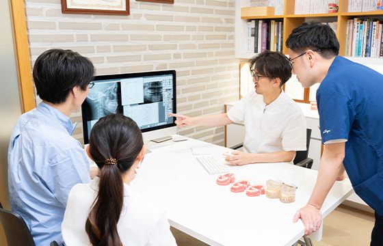 写真:横浜フォルテ矯正歯科のドクター陣が説明してる様子