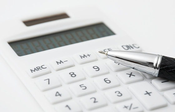 写真:電卓とペン